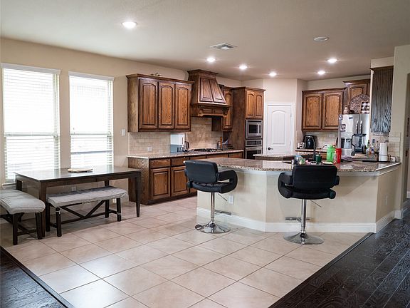 4th image of 813 Seymour Ct