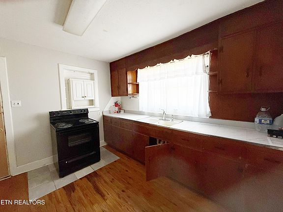 3rd image of 8032 E Emory Rd