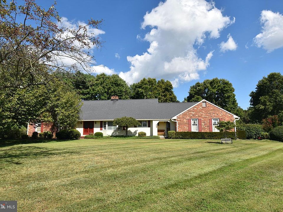 1st image of 211 Cathy Ct