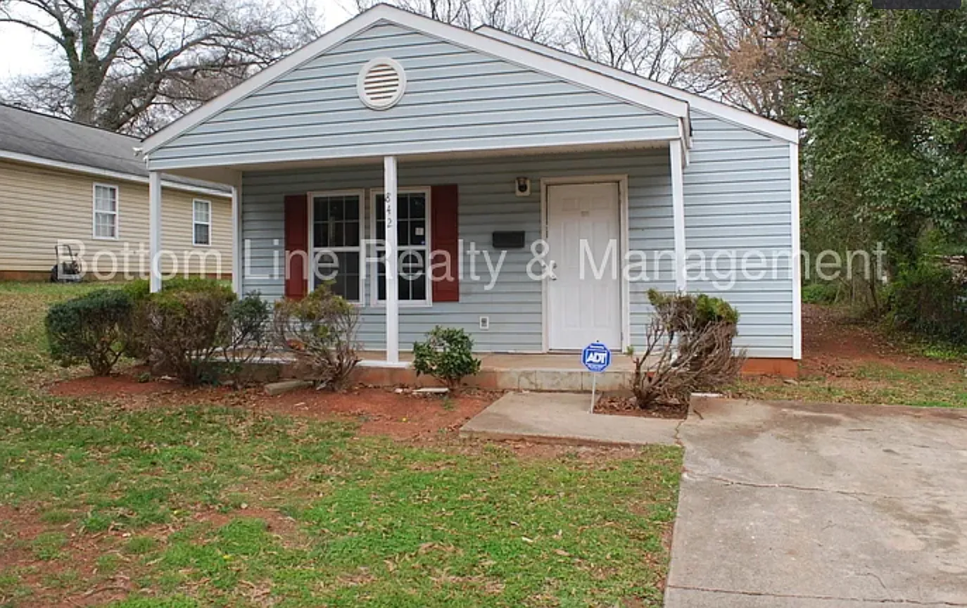 3 bed, 1125 sqft, $1,700 — Photo 1