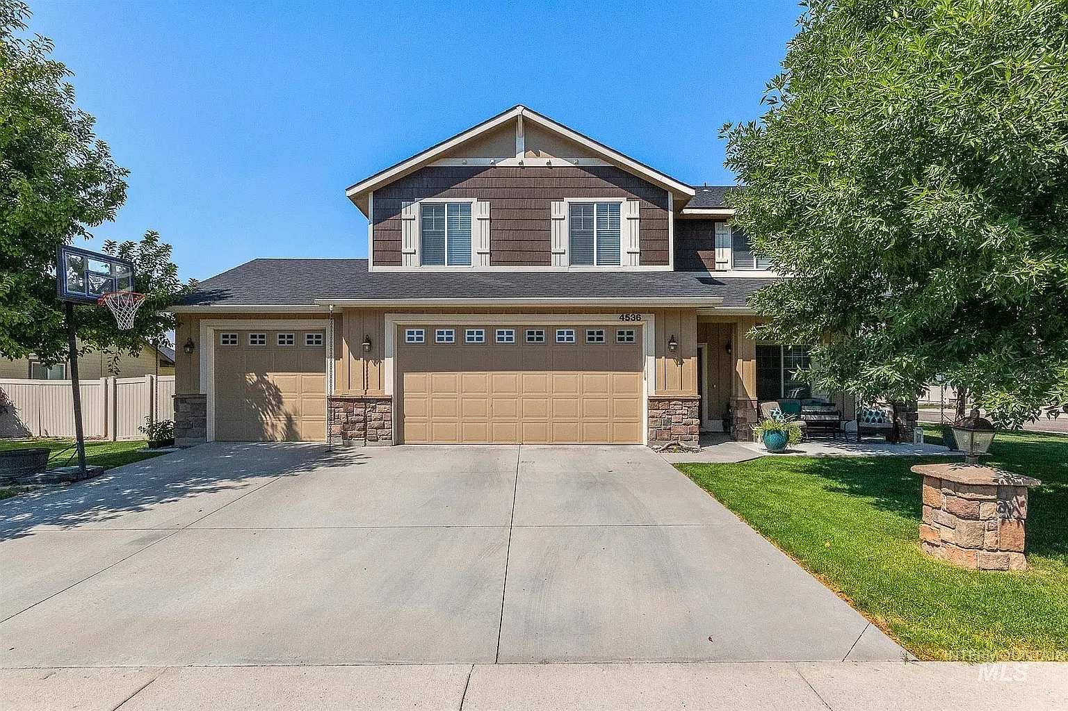 5 bed, 2.5 bath, 2818 sqft, $2,950 — Photo 1