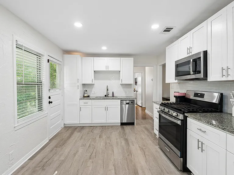 2821 S Hills Ave — Photo 6