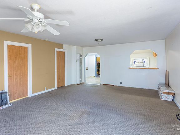 3rd image of 932 S Commercial Ave