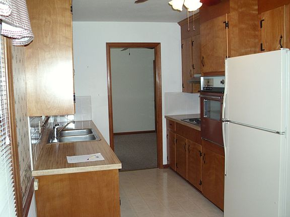 5th image of 122 Middleboro Pl