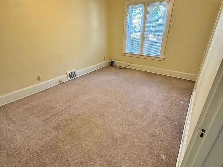 207 E Broadway Ave — Photo 20