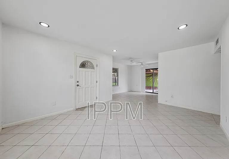 717 E Jim Hogg Ave — Photo 5