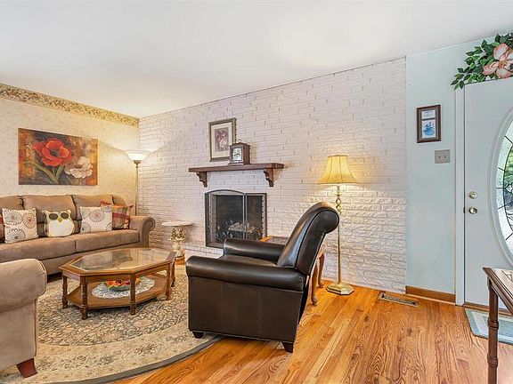 3rd image of 860 Bellarmine Ln