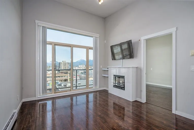 1 bed, 1.0 bath, 555 sqft, $1,900 — Photo 2