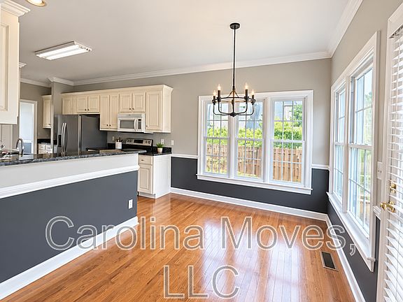 4th image of 33 Meadow Springs Ln
