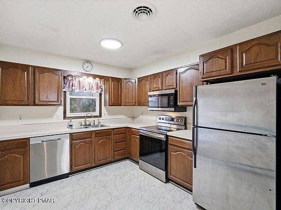 5th image of 606 Rimrock Rd