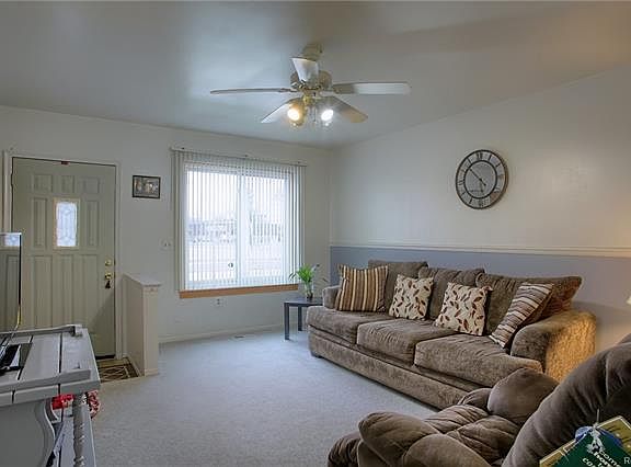 5th image of 17435 Castle St