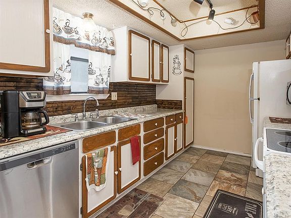 3rd image of 817 Woodhaven Ct
