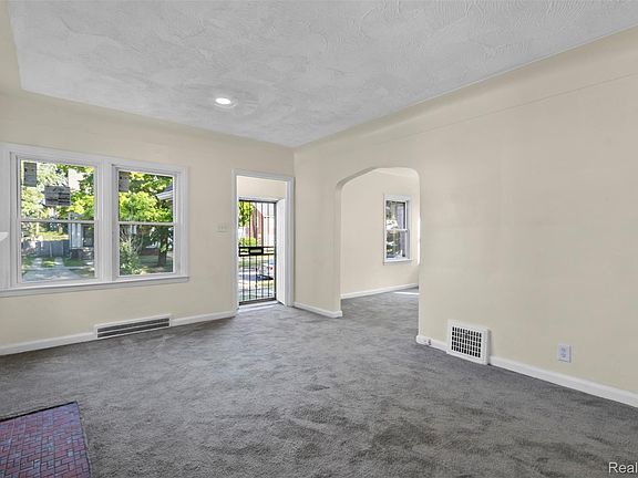 4th image of 13575 Rutherford St