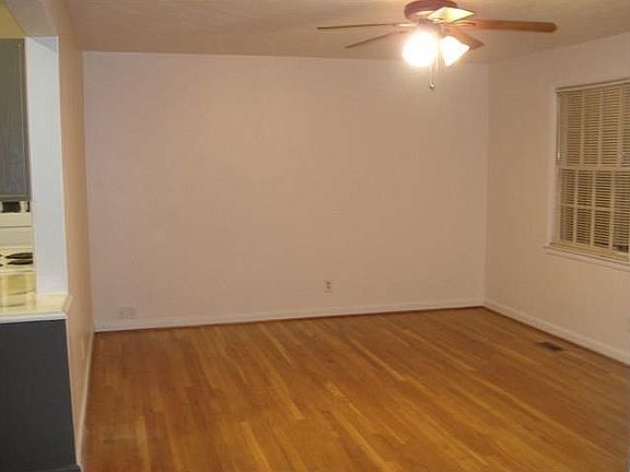 Lvg Rm/has carpet over HW