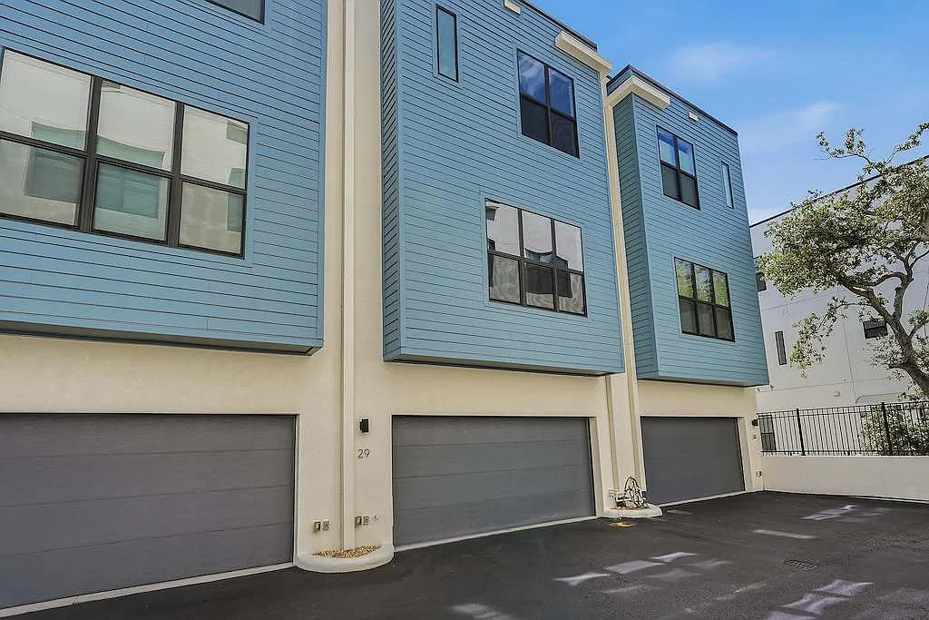 Gorgeous 2/2.5/2 Townhome — Photo 4