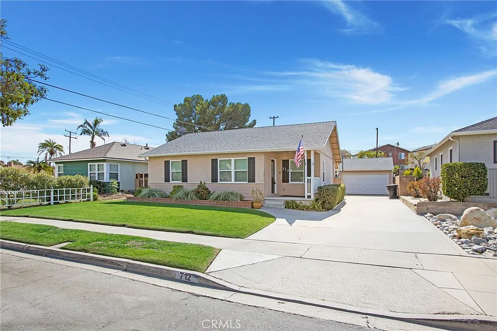 3 bed, 1112 sqft, $4,000 — Photo 1