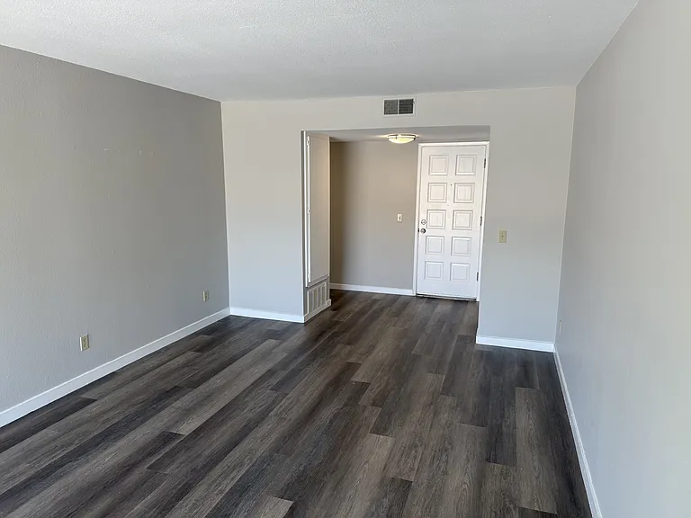 2431 Bethards Dr #4 — Photo 3