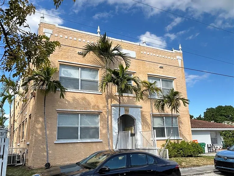 953 SW 10th St #6 — Photo 10