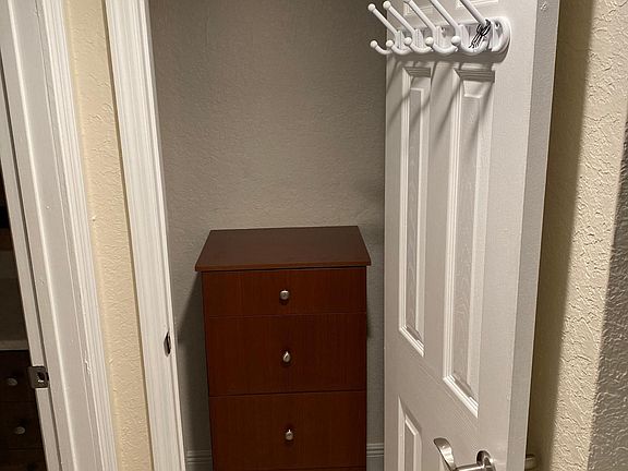 4th image of 3923 NE 166th St APT 106