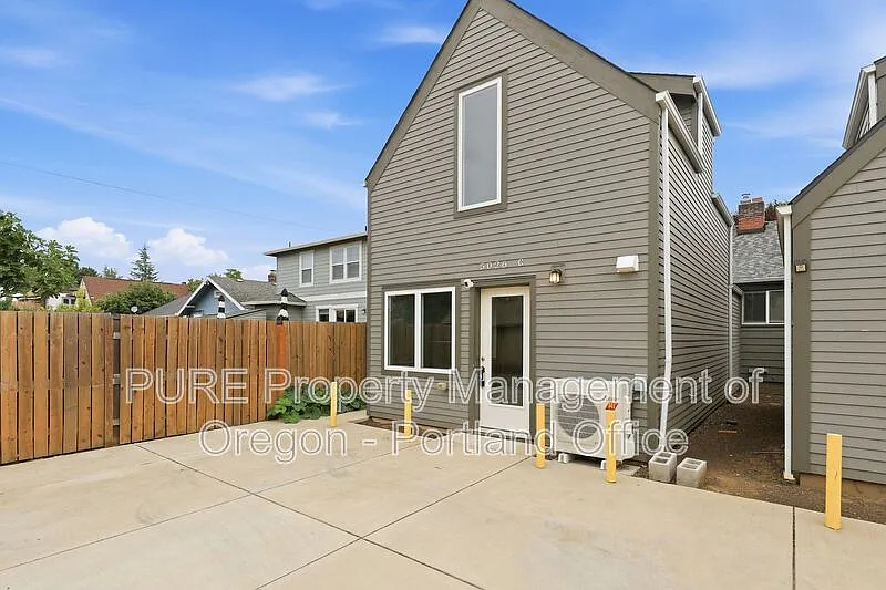 3 bed, 2.0 bath, 900 sqft, $1,995 — Photo 2
