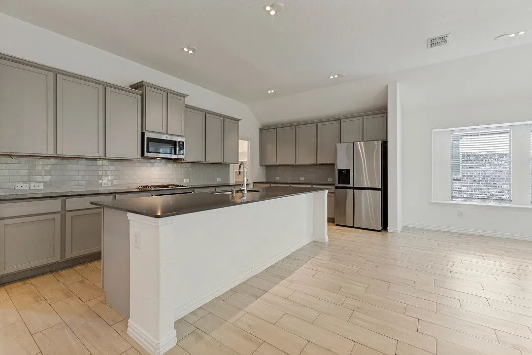 4 bed, 2371 sqft, $3,100 — Photo 4