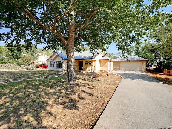 3rd image of 302 W Pecan St