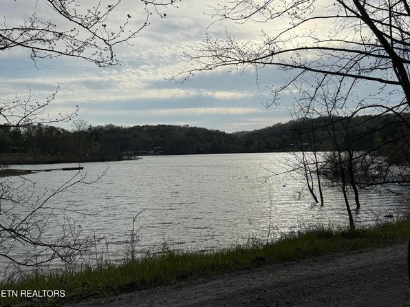555 Lake Ln, New Tazewell, TN 37825