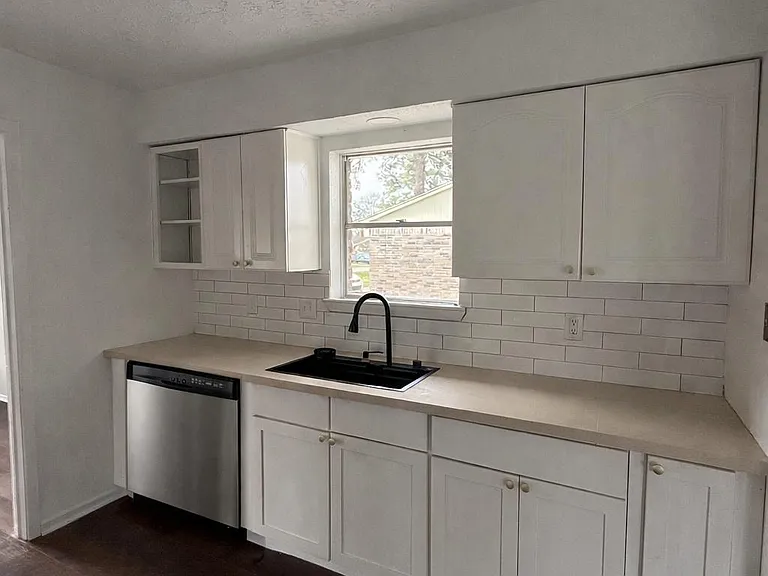 Tylergate Dr — Photo 5