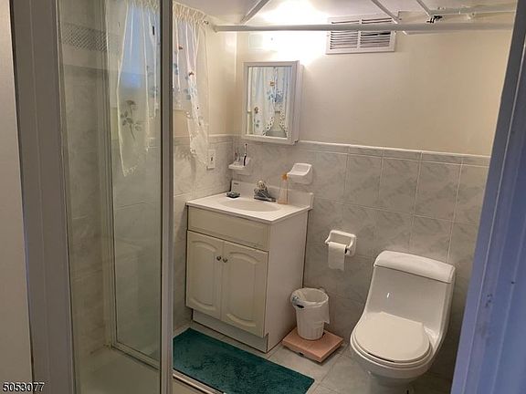5th image of 68 Whittingham Pl Floor 2