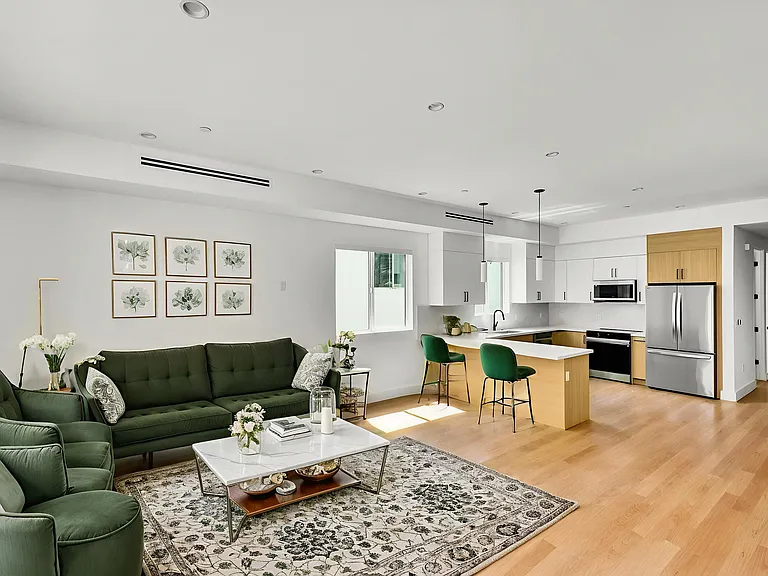 5022 Cahuenga Blvd — Photo 4