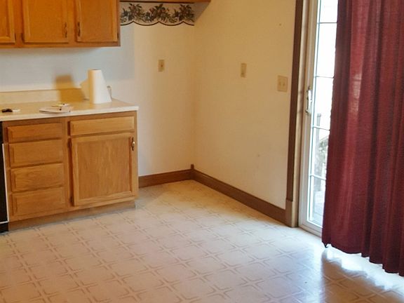 4th image of 104 Ferry St