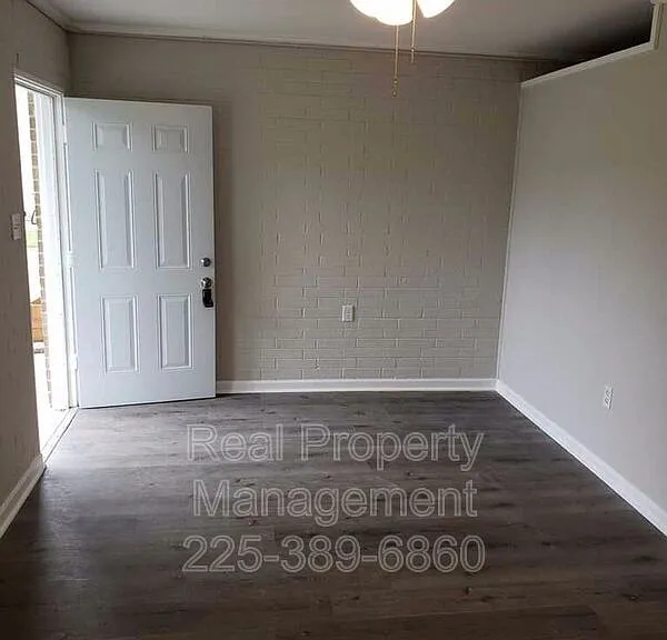 1121 Aster St #5 — Photo 3