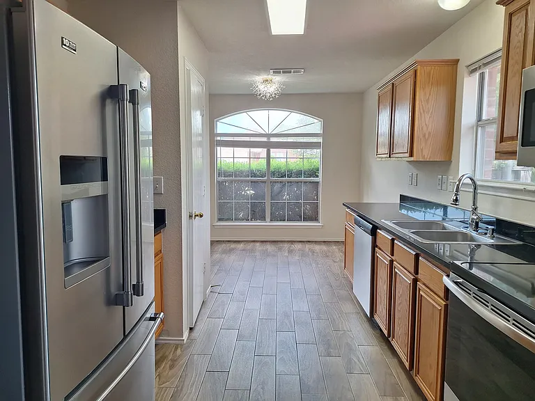 208 Iris Ln — Photo 6