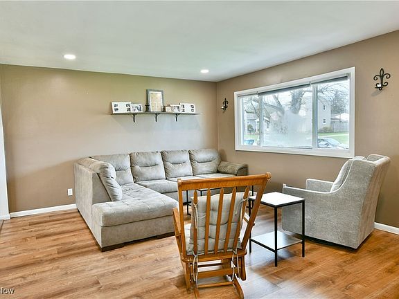 4th image of 765 Dresden Dr