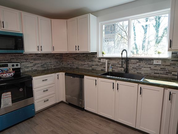 5th image of 412 Maple St