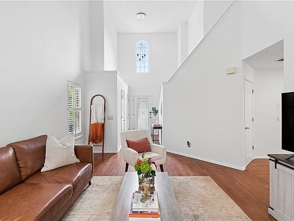 4th image of 3742 Strathmore Dr