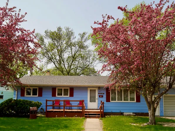 1017 James Ave NE, Jamestown, ND 58401
