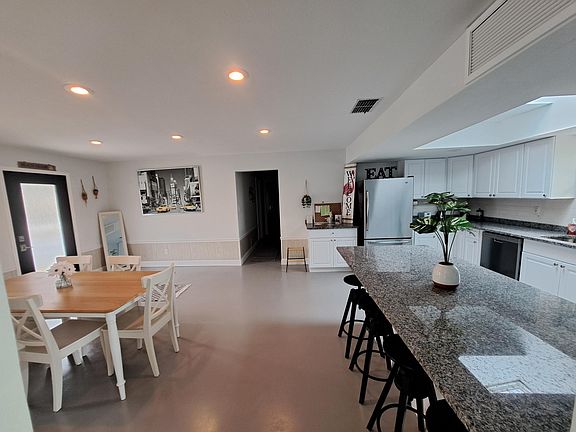 5th image of 211 Ocean Palm Dr