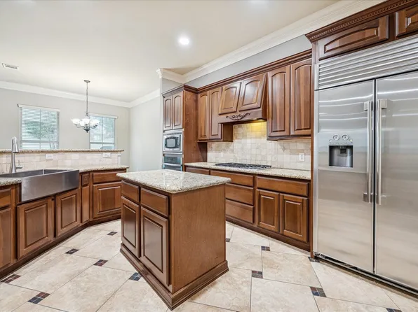 2 Schwab Ln, Houston, TX 77055