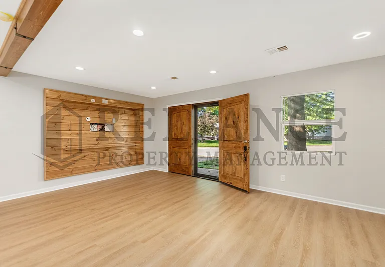 300 W Breese Ave — Photo 3