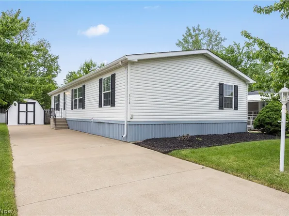 354 Pin Oak Cir, Elyria, OH 44035