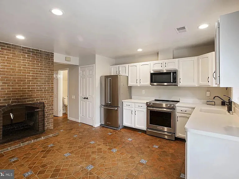 1225 Michigan Ct — Photo 12