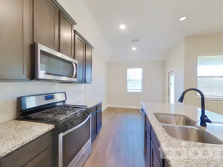 11201 Klondike Ln — Photo 4
