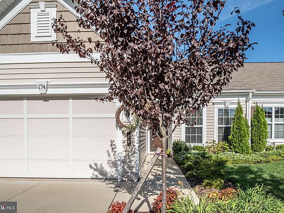 5th image of 174 Hyannis Pl
