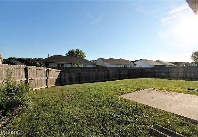 Huge, fenced yard brings maximum privacy and is perfect for dog.