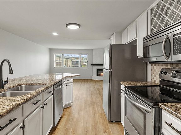 3rd image of 440 Yacht Club Dr APT C