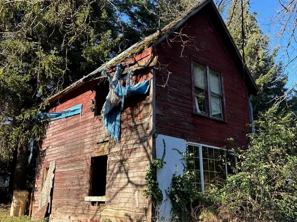 995 Parry Rd, Falls City, OR 97344