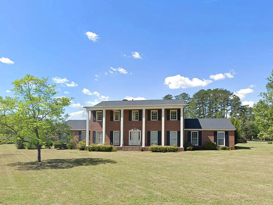 1900 Robin Dr NE