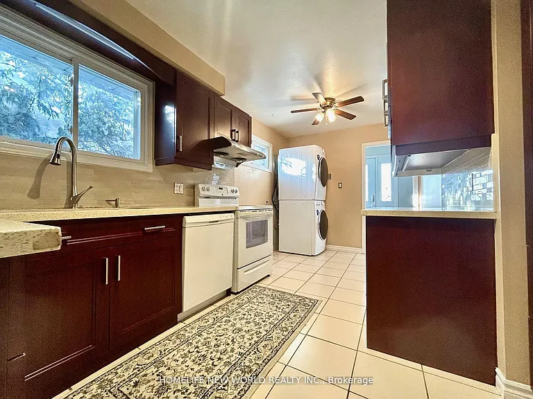 27 Hayward Cres #UPPER — Photo 4