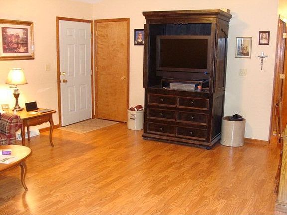 3rd image of 222 Gateway Dr